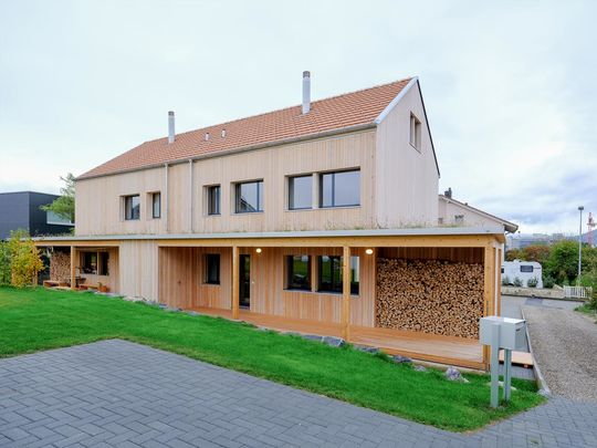 Zoom: Holzhaus in der Region Biel